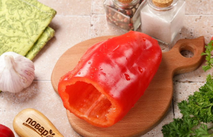 1. Этап. Болгарский перец на мангале: Перцы промойте и удалите плодоножку, вырежьте семенную коробку. Делайте аккуратно, чтобы перец остался целый.