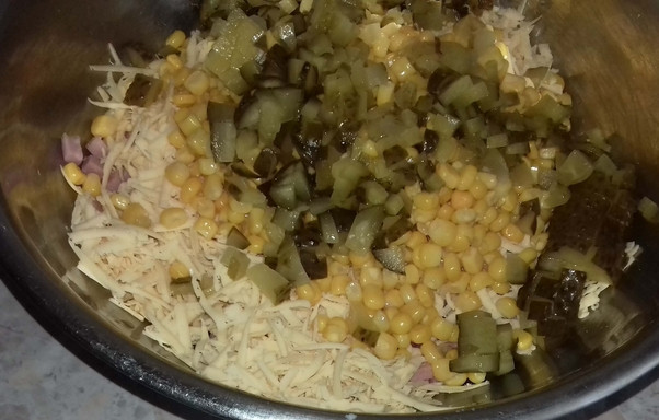 1. Этап. Салат Незабываемая нежность: Маринованные огурчики нарезаем кубиками и отправляем в миску к другим ингредиентам.