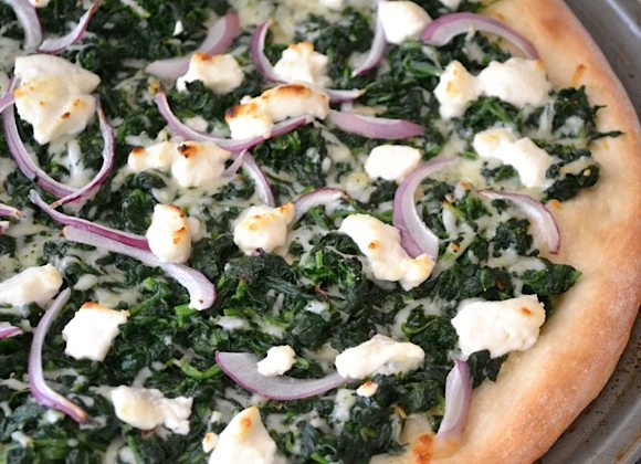 1. Этап. Пицца со шпинатом, луком и сыром: 8. Запекайте в разогретой до 220 градусов духовке 10-15 минут.