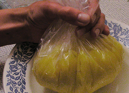 1. Этап. Сыр с дырками в домашних условиях: Тарелку застилаем целофаном, быстро выкладываем на нее горячий сыр. Заматываем его целофаном, ждем, пока он остынет. Затем перекладываем сыр в холодильник.