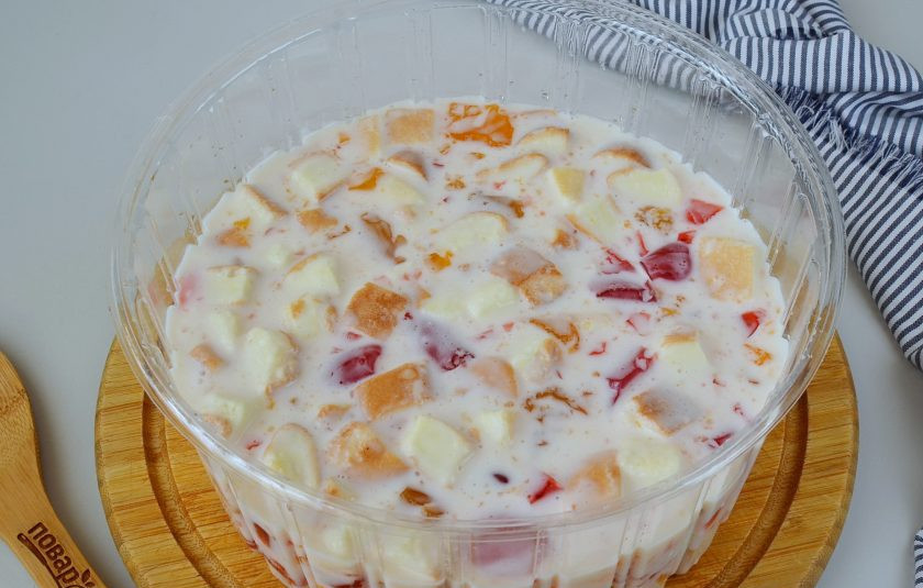 1. Этап. Желейный торт: В силиконовую или тонкую пластиковую форму перелейте сметанно-желейную массу. Разровняйте, отправьте в холодильник на 3-4 часа минимум, я обычно отправляю на ночь.