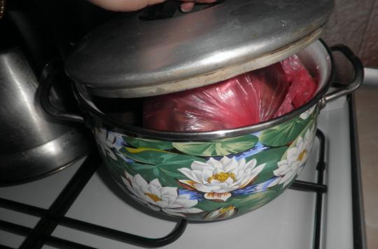 1. Этап. Рулет из свинины вареный: 4. Отправляем в кастрюлю с водой и варим около 1,5-2 часов на среднем огне. В середину рулета можно также положить лавровый лист, который придаст особый аромат нашему рулету.