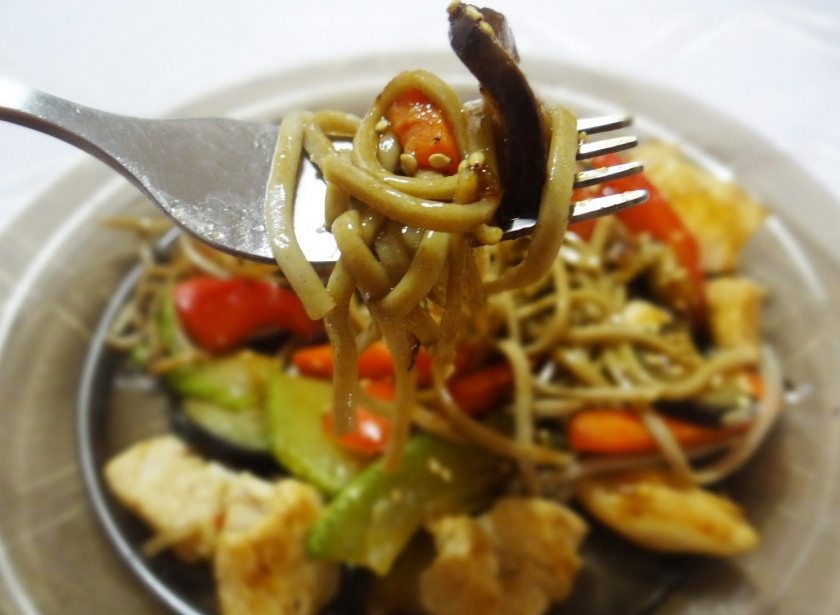 1. Этап. Гречневая лапша с курицей: Перед подачей готовую гречневую лапшу с курицей полейте соусом и посыпьте кунжутом.