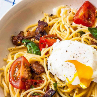 Спагетти с беконом, томатами и яйцом-пашот
