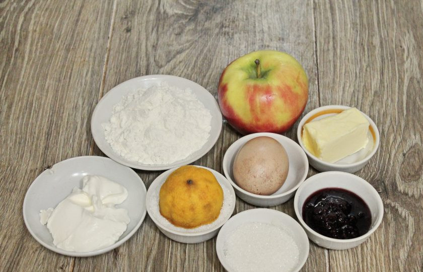 1. Этап. Яблоки запеченные по-киевски: Подготовьте все необходимые ингредиенты для приготовления яблок по-киевски. Яблоки вымойте и обсушите.