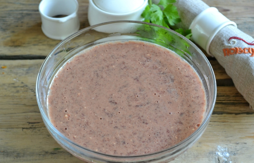 1. Этап. Печеночный торт: 4. В последнюю очередь влейте молоко, хорошенько взбейте миксером или ручным венчиком.