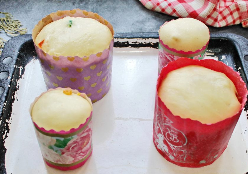 1. Этап. Кулич с шоколадной начинкой: Формы с тестом накройте и уберите в тепло для подъема на 40-45 минут. Включите духовку разогреваться до температуры 100 градусов. Поставьте куличи в горячую духовку и выпекайте в течение 10 минут. Затем прибавьте температуру до 180 градусов и выпекайте до готовности, примерно 25-30 минут. Готовые куличи извлеките и полностью остудите.