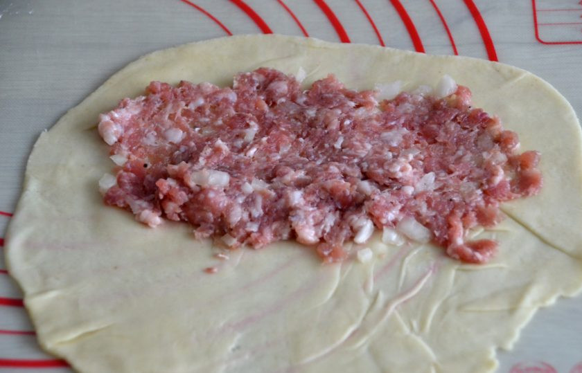 1. Этап. Чебуреки по-французски: Раскатайте тесто в очень тонкий пласт, на одну половинку теста выложите начинку из фарша.