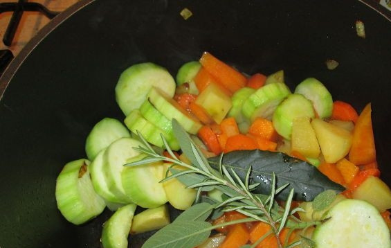 1. Этап. Суп-пюре из тыквы диетический: Добавьте к овощам шалфей, розмарин и лавровый лист. Обжарьте их до лёгкого румяного цвета.