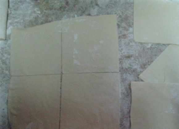 1. Этап. Пирожки из слоеного теста без дрожжей: 7. Нарезать небольшими квадратиками.