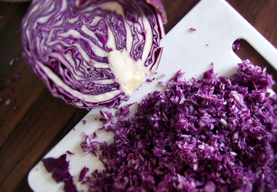 1. Этап. Овощной салат с красной капустой: 1. Нашинкуйте тонкой соломкой капусту. Бланшируйте в кипящей воде около минуты.