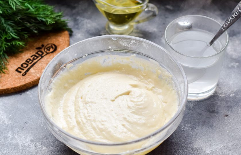 1. Этап. Завтрак в русском стиле: Снова взбейте все при помощи миксера. Отдельно подготовьте кипяток, разведите в нем соду. Добавьте кипяток в тесто.