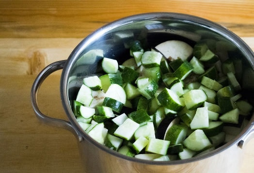 1. Этап. Салат на зиму из баклажанов: 10. Поставьте на минимальный огонь и, помешивая, тушите около 40 минут.