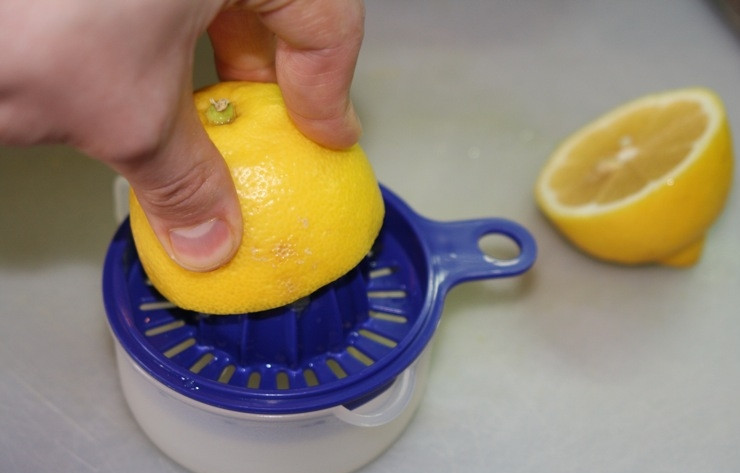 1. Этап. Салат Цезарь по-домашнему: Выдавить сок из лимона.