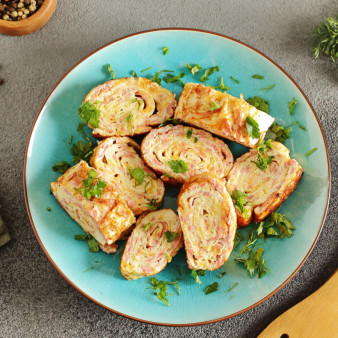 Рулетики из яйца, колбасы и сыра