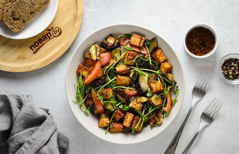 1. Этап. Салат с баклажанами и тофу: Салат с баклажанами и тофу готов, приятного аппетита!