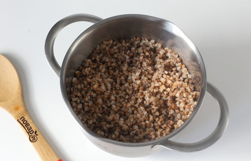 1. Этап. Гречка по-бакински: Крупу промойте и отварите в подсоленной воде до готовности.