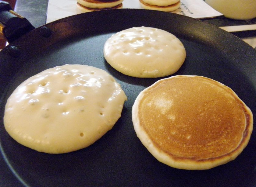 1. Этап. Американские панкейки: 5. Возьмите антипригарную сковороду, разогрейте её хорошо и убавьте огонь до минимума. Столовой ложкой выкладывайте тесто на сухую сковороду, формируя круги. Если вы уверенные в своей сковороде, то смажьте ее ватным тампончиком, смоченным в масле или кусочком сала. Такую процедуру нужно сделать только перед первой партией. Как только на поверхности образуются крупные пузыри, переверните и дожарьте с другой стороны. Панкейки готовы! Приятного!