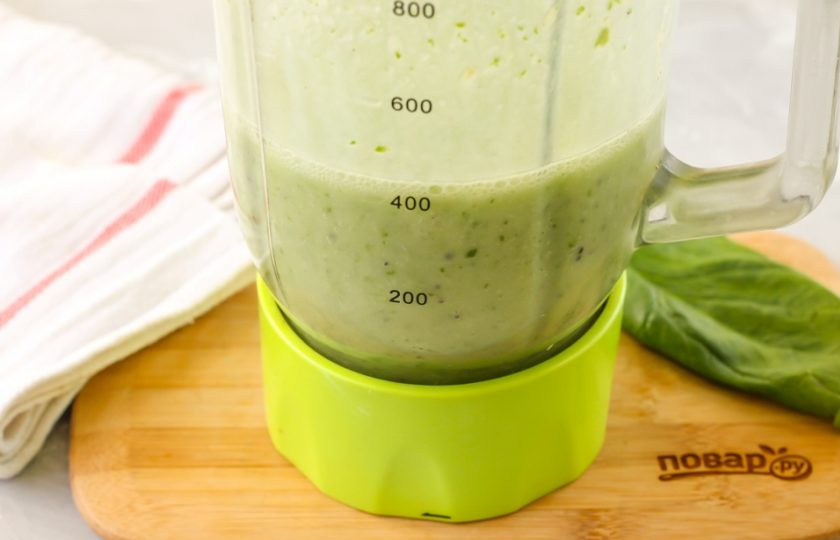 1. Этап. Смузи с бананом и киви: Измельчите все ингредиенты в чаше, включая технику на 1-2 минуты. Используйте пульсирующий режим, чтобы все как следует измельчилось.