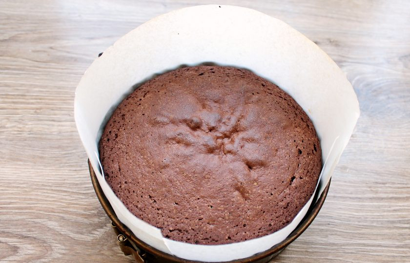 1. Этап. Янтарный торт: Поставьте форму с тестом в горячую духовку и выпекайте в течение 30-40 минут, до готовности, при температуре 180 градусов. Достаньте и полностью остудите в форме.