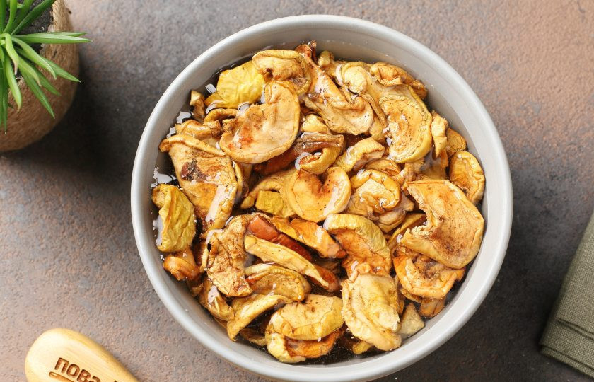 1. Этап. Компот из сушёных яблок для грудничка: Тщательно промойте яблоки под проточной водой, а затем залейте кипятком и оставьте до остывания.