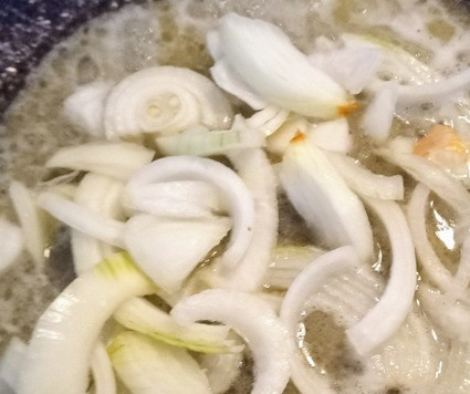 1. Этап. Ароматный минтай: В сковороде на сливочном масле обжаривать лук в течение 3-х минут до прозрачности.