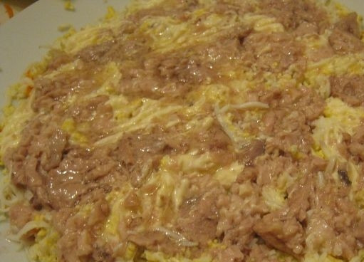 1. Этап. Салат из печени трески слоями: 6. Поверх яйца положите слой печени трески с луком.