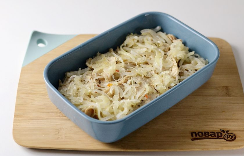 1. Этап. Cоевое мясо по-французски: Сверху добавьте жареный лук.