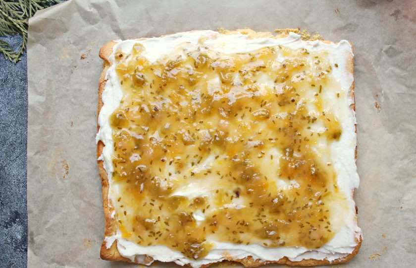 1. Этап. Рулет с крыжовником: Поверх крема нанесите начинку из крыжовника.