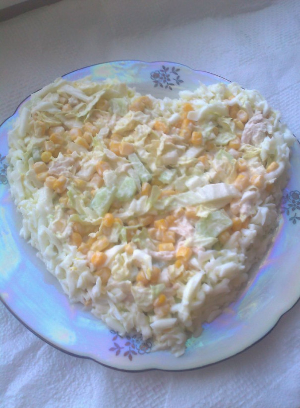 1. Этап. Салат для любимых: 3 белка натереть на крупной терке и украсить бока салата.