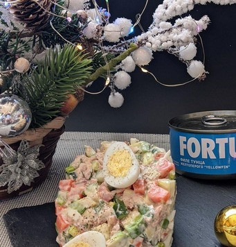 1. Этап. Салат из тунца с заправкой Оливера: До подачи храним салат в холодильнике. Можно подавать, как в салатнике, так и порционно. При подаче салат украшаем половинками перепелиных яиц. Приятного аппетита!