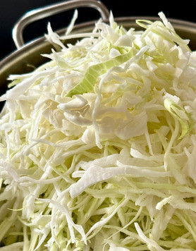 1. Этап. Солянка. Курица. Бульон. Капуста: Капуста. Обычная белокочанная. Семьсот граммов. Когда в кастрюлю выложил, то ее сильно «с верхом» оказалось.