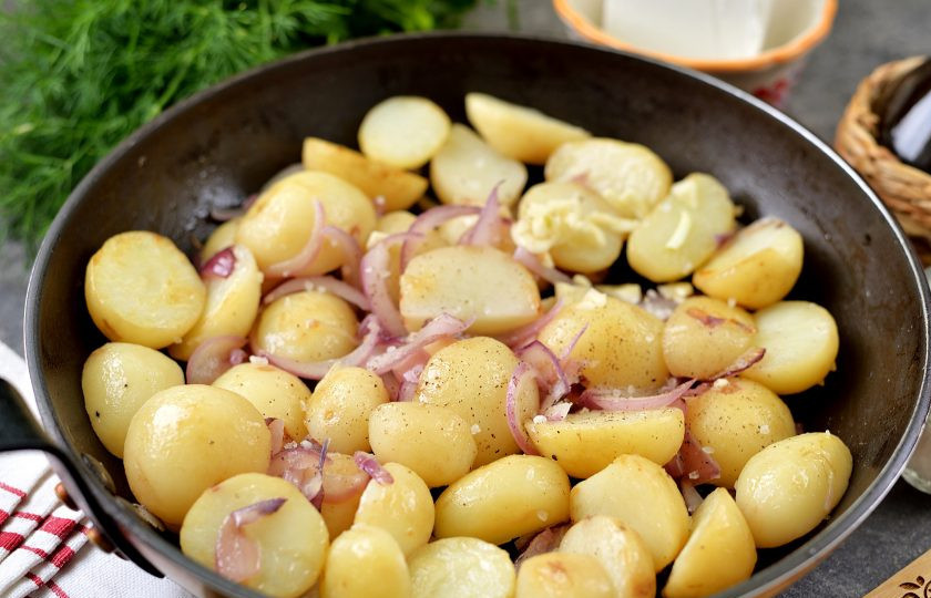 1. Этап. Картофель по-деревенски с фетой и красным луком: Добавьте измельченный чеснок, соль и перец по вкусу, перемешайте, жарьте около минуты.