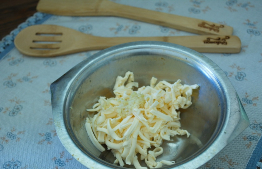 1. Этап. Закуска из помидоров под сыром: Плавленый сыр натереть на терке.