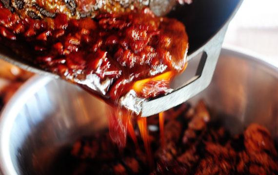 1. Этап. Маринованные куриные грудки с медовым соусом: 7. Выложить курицу в миску и полить медовым соусом.