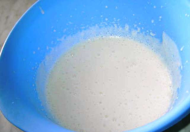 1. Этап. Творожное тесто для булочек: Взбейте миксером сахар, творог и пекарский порошок.