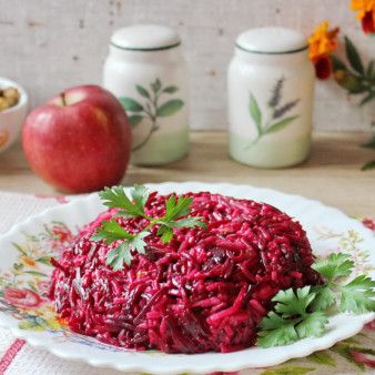 Салат из свеклы с яблоком и орехами