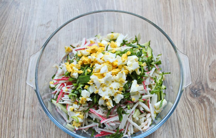 1. Этап. Салат Морской волк: Яйцо очистите и порежьте, добавьте в салат.