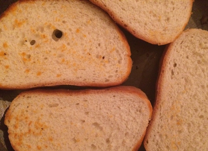 1. Этап. Тосты с ветчиной и овощами: Обжариваем хлеб в сковородке или в тостере.