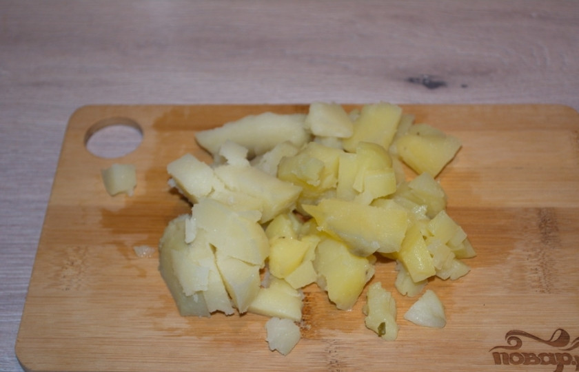 1. Этап. Салат Океан: Картофель отварить в мундире. Дать картофелю остыть (в кожуре). После очистить и нарезать кубиками. Если картофель начать чистить горячим, он при нарезании будет ломаться и крошиться.