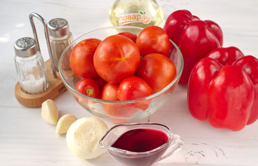 1. Этап. Закуска из запеченных помидоров и перцев: Овощи вымойте, лук и чеснок очистите.