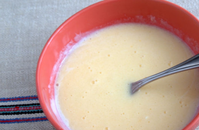 1. Этап. Датский пирог с кокосовой стружкой: Перемешиваем до однородности.