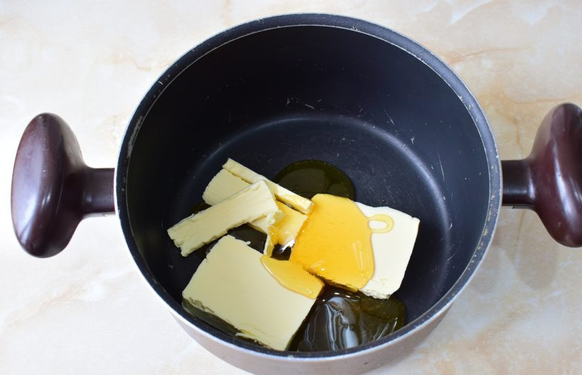 1. Этап. Медовик с клубникой и сметанным кремом: Для приготовления медового теста соедините сливочное масло с медом и поставьте на огонь, чтобы масло растаяло.