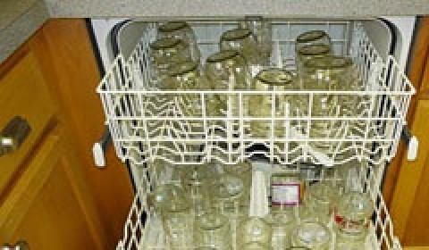 1. Этап. Аджика из помидоров на зиму: Стерилизуем банки.