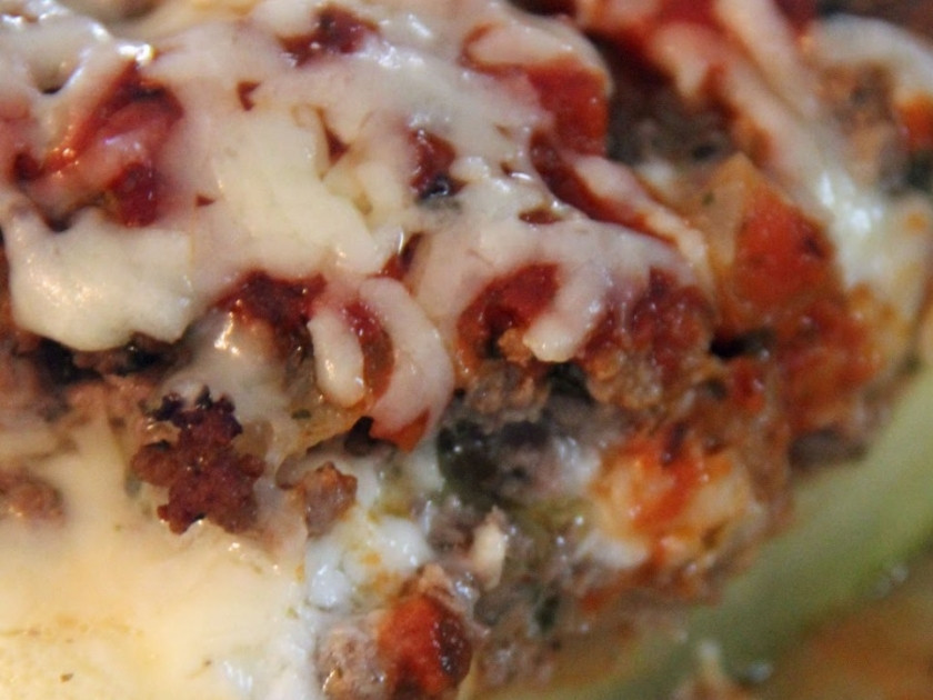 1. Этап. Говядина с кабачками в духовке: Отправьте кабачок в духовку на 1 час при 200 градусах. За 5 минут до готовности посыпьте оставшимся сыром.