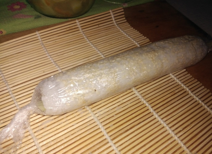 1. Этап. Роллы Аляска: 7. Заверните рулетик в пленку и для удобства в нарезке отправьте в морозильную камеру на 15-20 минут.