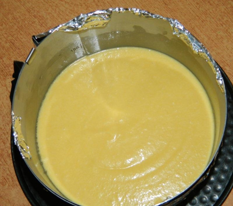 1. Этап. Торт Крем а-ля крем: Для приготовления бисквитной основы для торта взбейте яйца с сахаром и аккуратно введите муку. Вылейте тесто в форму для выпечки диаметром 26 см и поставьте в духовку, разогретую до 180 градусов, на 20 минут.