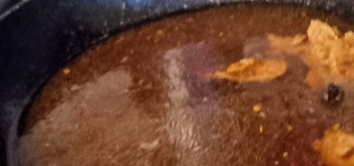 1. Этап. Фрикадельки с арахисовой подливой: В той же самой сковороде в горячее масло влить бульон, добавить томатную пасту, сахар, перец Кайен, арахисовое масло, соль и приправу Олд Бэй. Готовить 3 минуты до загустения.