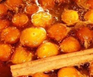 1. Этап. Варенье из физалиса на зиму: 3. Ждем, когда растворится сахар и доводим варенье до кипения. Именно в этот момент следует положить палочку корицы (но, по желанию) и прокипятить еще около 5 минут.