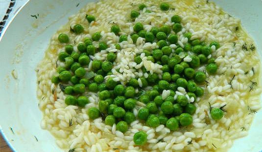 1. Этап. Ризотто с креветками и сливками: Добавляем горошек, перемешиваем. Постепенно, небольшими порциями вливаем к рису бульон. По мере добавления бульона, рис будет разбухать. Готовим 22 минуты.